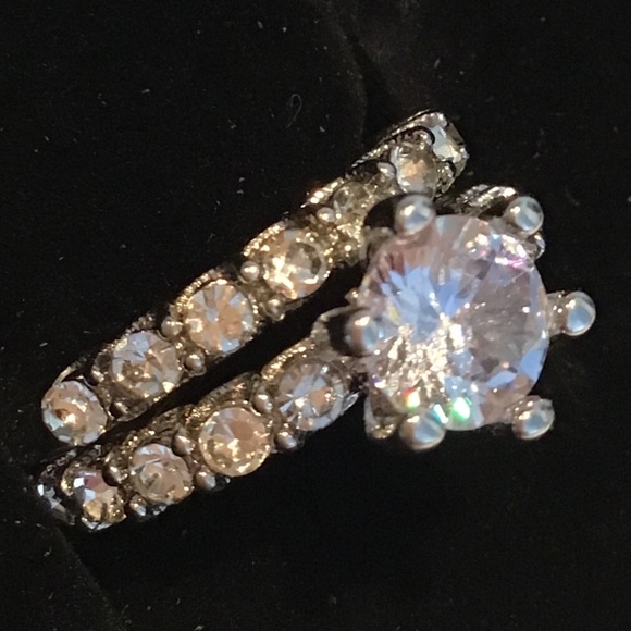 Beautiful silver tone cubic zirconia ring set in silver tone size 6 + box - Picture 11 of 13